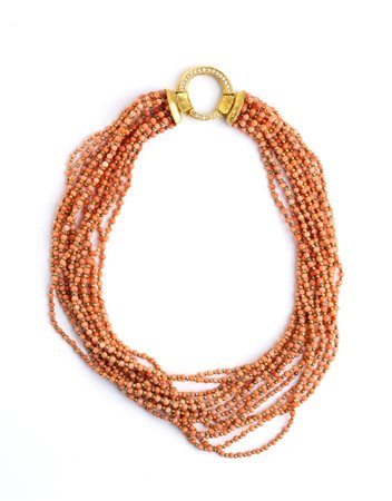 Collana in oro, diamanti e corallo composta da fili di piccole sfere di...