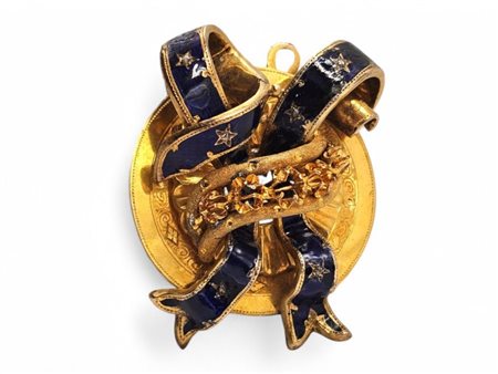 Pendente in oro con smalto blu metà XX secolo motivo a coccarda con coppia di...
