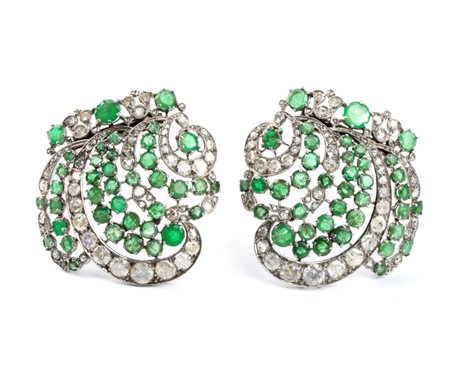 Coppia di spille in platino e oro con smeraldi e diamanti ciascuna traforata...
