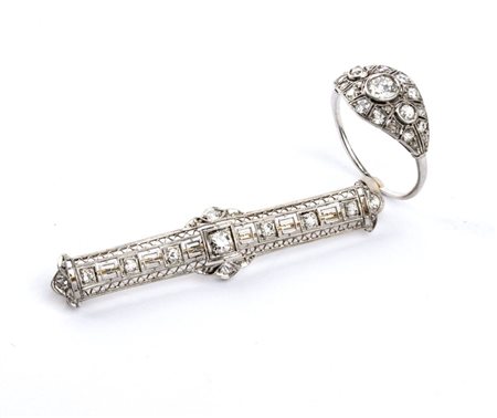 Demi-parure composta da spilla a barretta e anello, in platino e diamanti...
