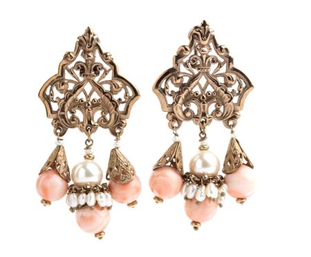 Paio di orecchini pendenti in oro, perle e corallo Cerasuolo in oro giallo...