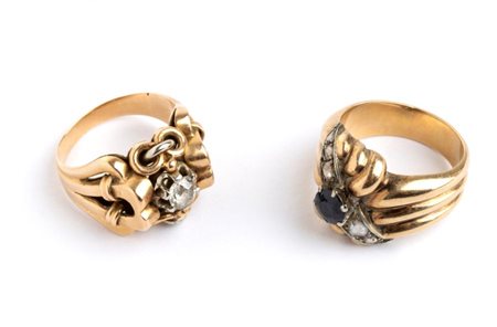 Lotto di 2 anelli in oro con diamanti e zaffiro in oro giallo ed oro bianco,...