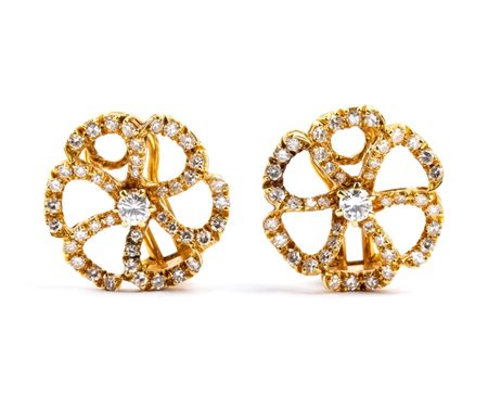 Orecchini in oro e diamanti in oro bianco 18k, dorati, ciascuno con motivo di...
