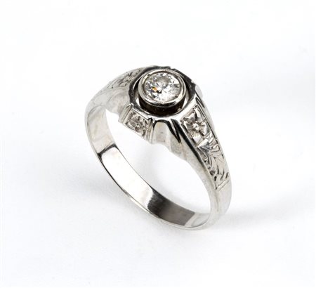 Anello in oro con diamante in oro bianco 18k, montatura incisa con motivi...