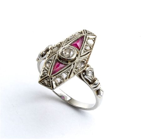 Anello in oro con diamanti e rubini Anni '20 in oro, di forma geometrica,...
