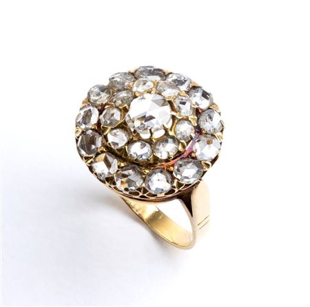 Anello a toppa in oro con diamanti in oro giallo, incastonato con diamanti...