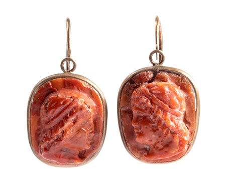 Orecchini con cammeo in corallo Mediterraneo Inizio XX secolo montature in...