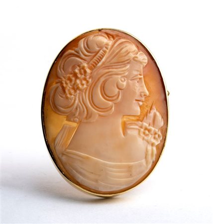 Spilla in oro con cammeo in conchiglia in oro giallo, incastonata con cammeo...