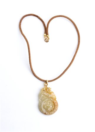 Pendente in giadeite giadeite intagliata con motivi floreali ed elementi...