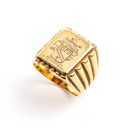 Anello militare in oro fascia sagomata decorata con stemma centrale....