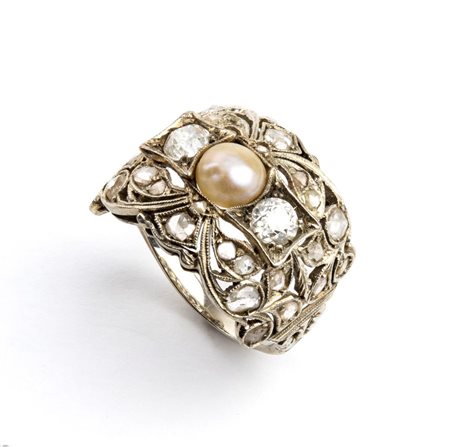 Anello Art Decò con perla centrale e diamanti Anni '30 in oro bianco con...