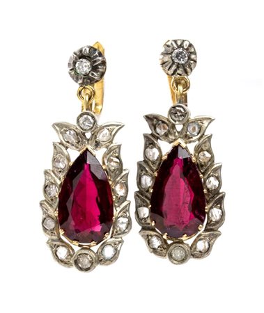 Paio di orecchini pendenti in oro ed argento con rubelliti e diamanti fine...