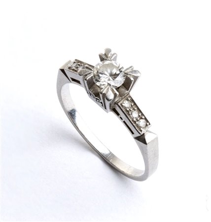 Anello in platino e diamanti montatura in platino, incastonato con diamanti....