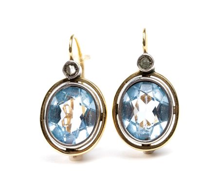 Paio di orecchini con acquamarine e diamanti in oro giallo 18k ed argento,...