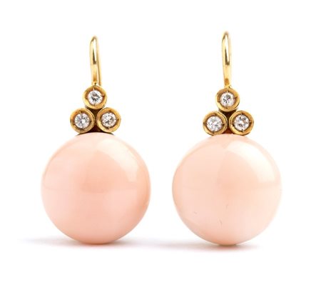 Orecchini in oro con corallo e diamanti in oro giallo, ciascuno con cabochon...