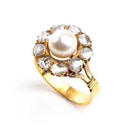 Anello in oro con diamanti e perla centrale Italia, inizio XX secolo motivo a...
