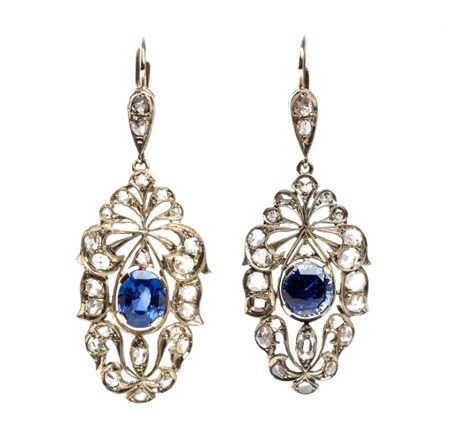 Paio di orecchini pendenti in oro con zaffiri e diamanti in oro bianco,...
