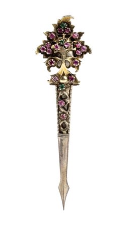 Spilla in oro ed argento con rubini e smeraldi modello a spadino in oro...