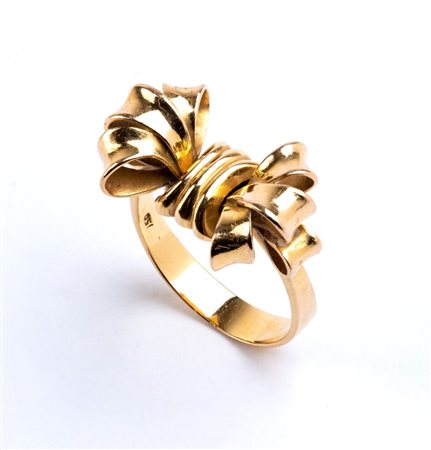 Anello in oro montatura in oro giallo 18k a forma di fiocco. Punzonato "750"....