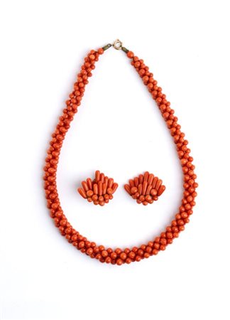 Parure composta da una collana ed un paio di orecchini in corallo...