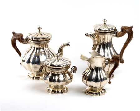 Servizio da tè e caffè italiano in argento Italia, XX secolo Peso lordo...