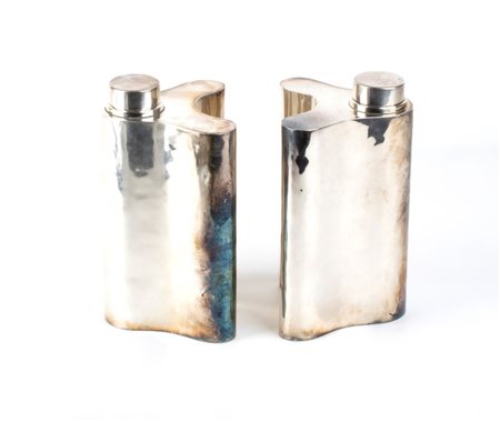 Coppia di bottiglie italiane in argento Milano, XX secolo Altezza x larghezza...