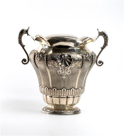 Vaso italiano in argento XX secolo Altezza x larghezza x profondità: 29 x 28...