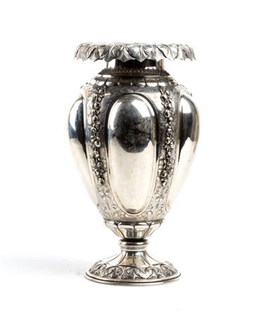 Vaso italiano in argento Milano, XX secolo Altezza x diametro: 34 x 16 cm....