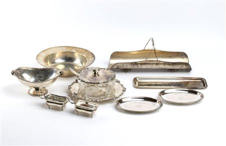 Lotto assortito di 9 oggetti in argento Peso lordo complessivo: 1500 gr...