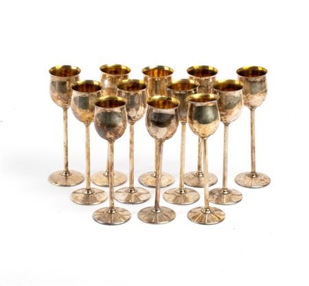 Lotto di 12 bicchieri in argento XX secolo Altezza x diametro: 16 x 5 cm....