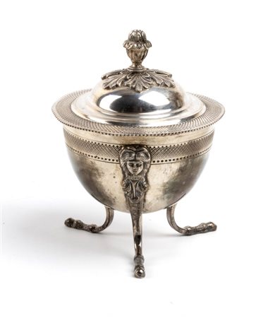 Zuccheriera italiano in argento XX secolo Altezza x diametro: 12,5 x 8 cm....