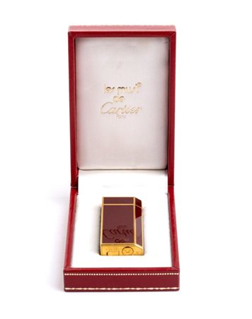 CARTIER Accendino Anni '80 corpo in smalto rosso, di forma squadrata. Seriale...