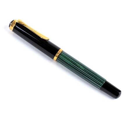 PELIKAN Penna stilografica corpo in resina verde motivo rastremato, dettagli...