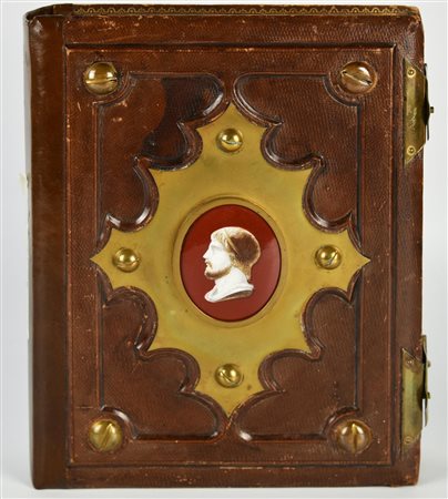 ALBUM FOTOGRAFICO rilegatura in pelle con inserti in metallo dorato e cammeo...