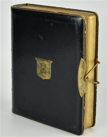 ALBUM FOTOGRAFICO rilegatura in pelle con inserti in metallo dorato e stemma...