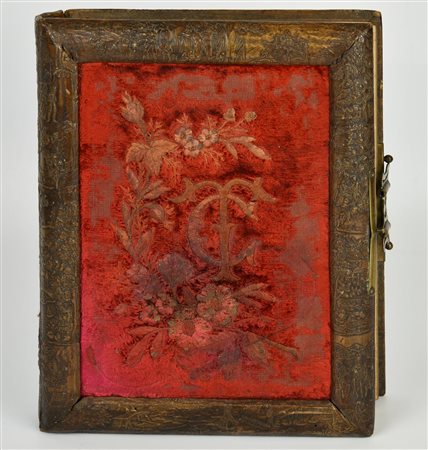 ALBUM FOTOGRAFICO rilegatura in pelle con incise scene di genere e velluto...