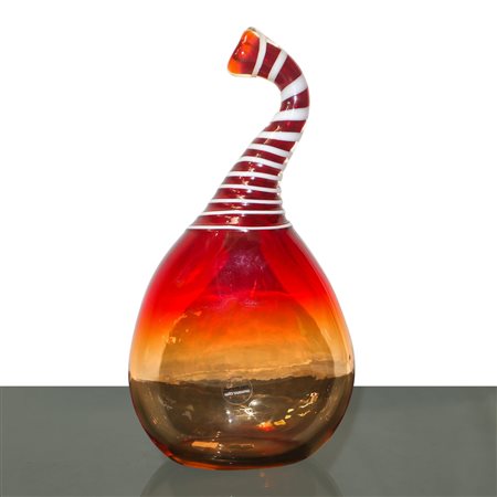 Bottiglia in vetro soffiato produzione muranese nei toni dell'arancione e rosso