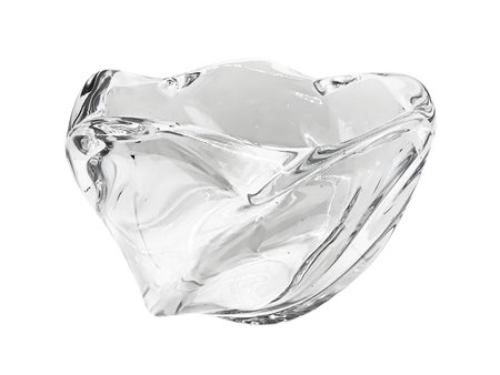 Coppa in vetro trasparente di forma circolare con costolature a rilievo lungo la superfice.