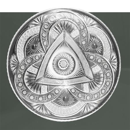 Centrotavola in vetro con bordo smerlato e motivi decorativi intagliati, 20th century