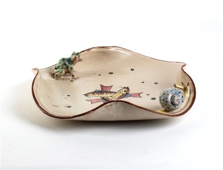 Piatto concavo con decorazione di pesci e rilievo di lumaca e rana, Cava dei Tirreni 