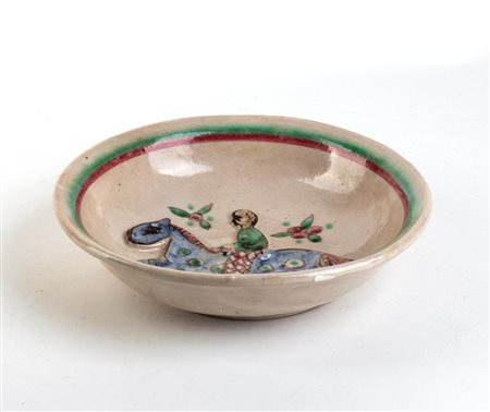 GUNTHER STUDEMANN
(Berlino  1890 - 1981)
<br>Piatto circolare con decorazione a rilievo di uomo a cavallo