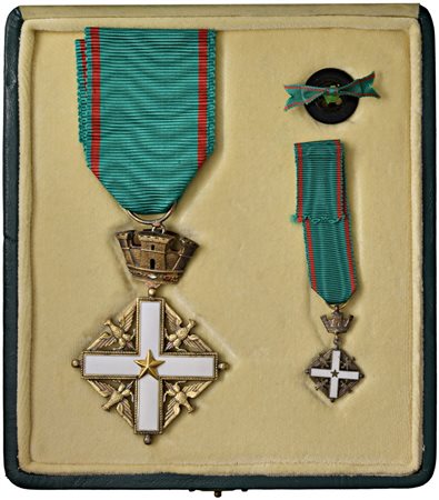  - LOTTO COMPOSTO DA UNA MEDAGLIA IN ARGENTO IPZS POLIZIA DI STATO '14\05\2004 FESTA DELLA POLIZIA' GR 89,95, REPUBBLICA CROCE AL MERITO IN ASTUCCIO ORIGINALE.