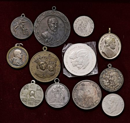  - LOTTO COMPOSTO DA 12 TRA MEDAGLIE E MONETE, EPOCHE E NAZIONI VARIE.