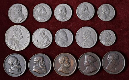  - LOTTO DI 15 MEDAGLIE, 5 DALLA SERIE 'UOMINI ILLUSTRI' E 10 STATO PONTIFICIO IN PIOMBO\METALLO BIANCO.