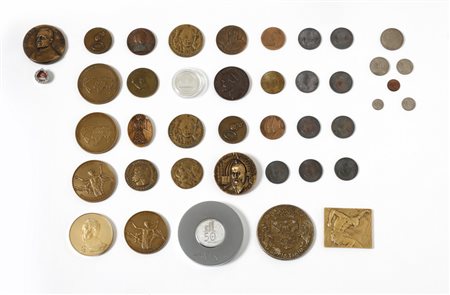  - LOTTO DI 34 MEDAGLIE IN CONFEZIONE E UNA DIVISIONALE DI SINGAPORE.