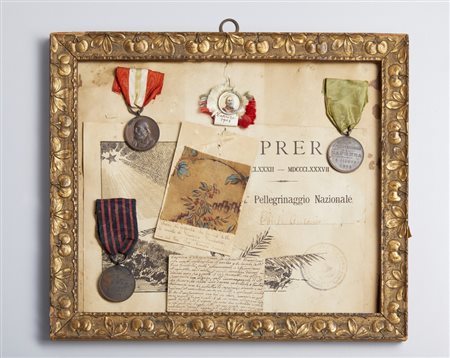  - TRE MEDAGLIE 'GARIBALDI' IN CORNICE DELL'EPOCA ACCOMPAGNATE DA BIGLIETTI DA VISITA MANOSCRITTI E 'PEZZO DI COPERTA CHE FU SUL LETTO DI MORTE DI GARIBALDI.