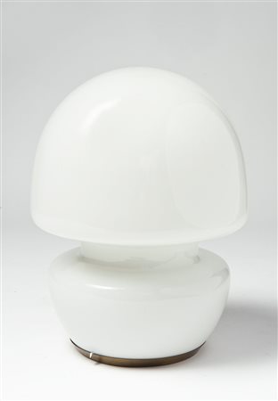 Lampada da tavolo in vetro incamiciato bianco con base in ottone. Produzione...