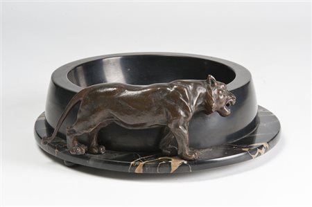 Centrotavola déco di forma circolare in marmo nero e metallo, con piccola...