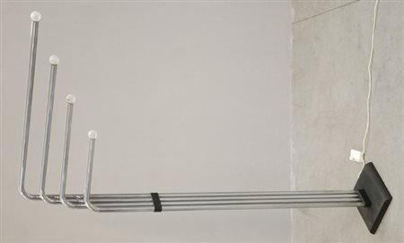 Una lampada da terra a sei braccia in tubo cromato, base in ghisa verniciata...