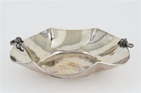 Centrotavola biansato in argento a bordo sagomato e martellinato, anse...